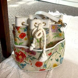 Gucci 🌷Vintage Gucci Flora Bucket crossbody with removable strap